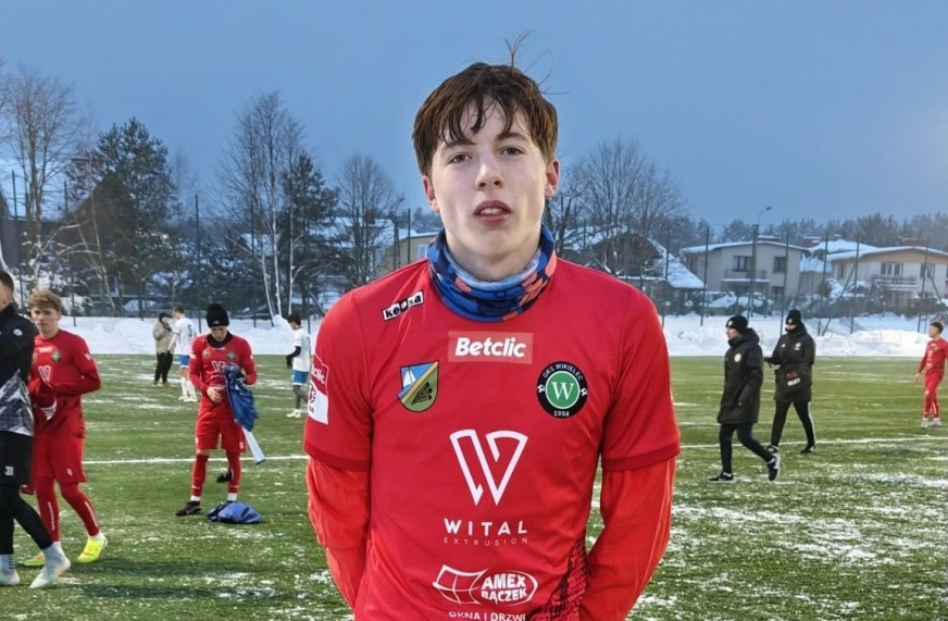 Kuba Grudnowski (AP Żuri Football) na obozie przygotowawczym z pierwszym zespołem GKS Wikielec.