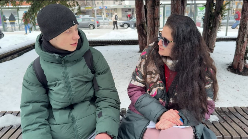 Szymon podczas rozmowy z kobietą, również mieszkanką Pomorza, która postanowiła mu pomóc.