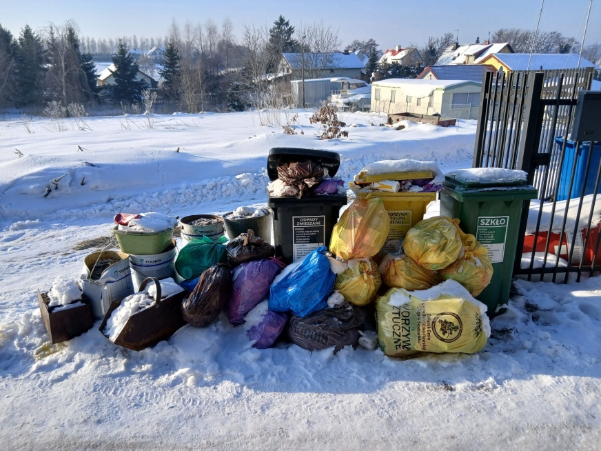 Worki z odpadami nagromadzone przy jednej z posesji w Szałkowie pod Iławą.