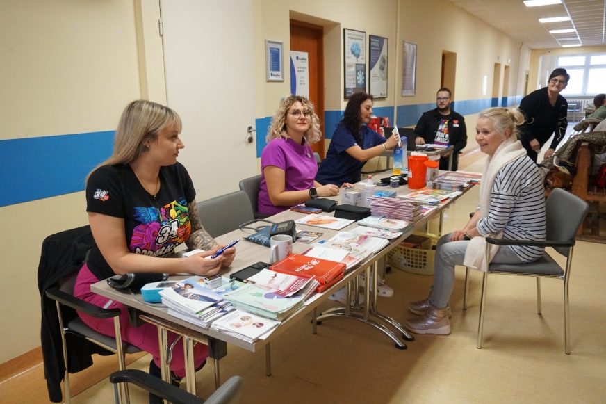 Korytaż I piętra budynku poradni specjalistycznych wygląda dziś tak