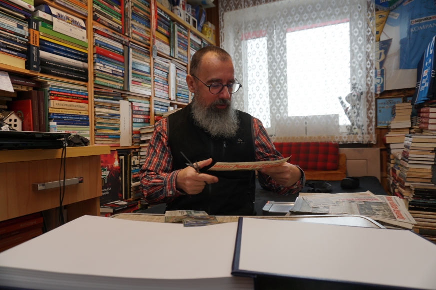 Piotr Kasperowicz w swoje pracowni. Przyszyliśmy akurat w historycznym momencie - kronikarze Jezioraka zaczyna właśnie kolejne wydanie swojego dzieła!