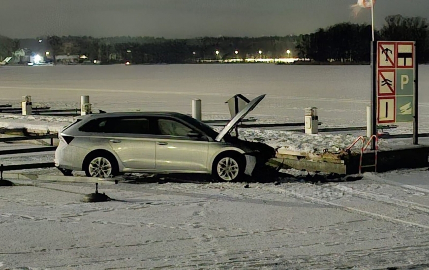 Pojechał autem po lodzie. 59-latek rozbił skodę na Jezioraku!