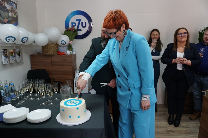Podczas oficjalnego otwarcia Biura Agenta Wyłącznego oczywiście nie mogło zabraknąć tortu, rzecz jasna - w barwach PZU! Tort kroi Katarzyna Konecka i Mariusz Jabłoński, którzy zapraszają do współpracy