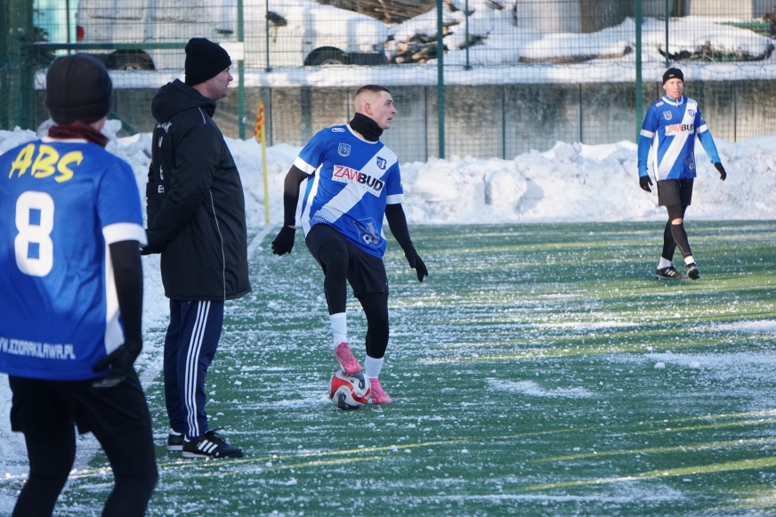 Zdjęcie z tegorocznego sparingu Jeziorak - Powiśle Dzierzgoń, do którego doszło na sztucznym boisku przy ul. Sienkiewicza w Iławie