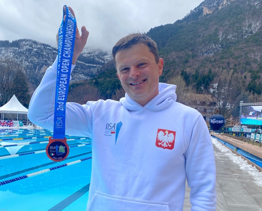 Marcin Haesthikke, a w tle piękne Dolomity! Iławianin prezentuje brązowy medal wywalczony w trakcie Mistrzostw Europy w pływaniu lodowym