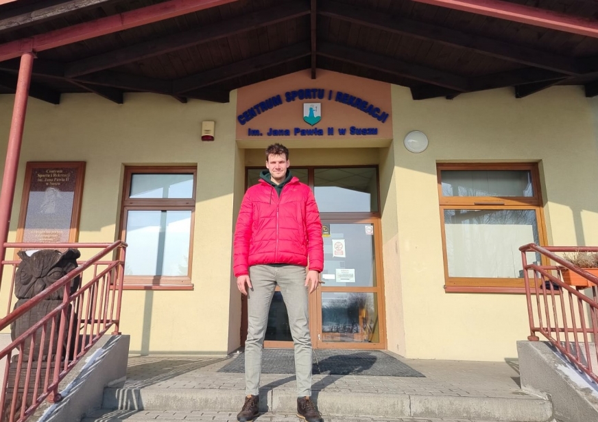 Dawid Wiśniewski, dyrektor Centrum Sportu i Rekreacji w Suszu, przed wejściem do hali
