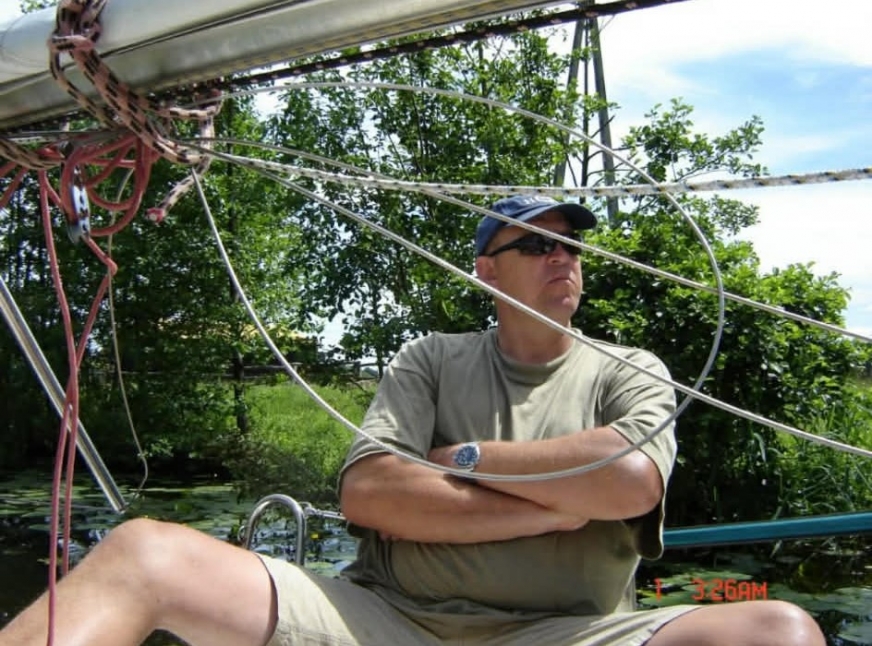 Tomasz Lewandowski za sterem swojego jachtu