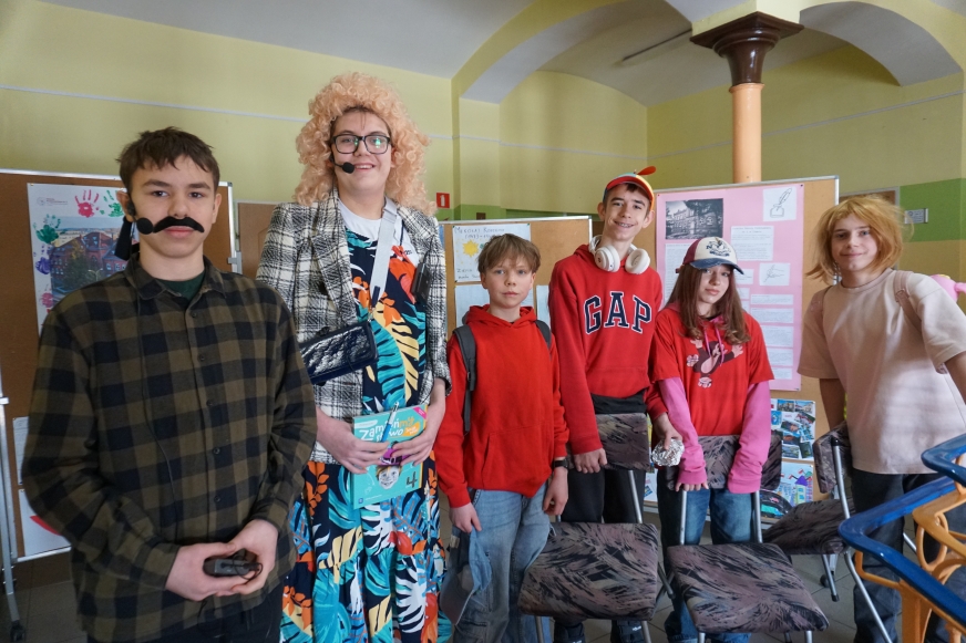 Święto szkoły bez poczucia humoru? Nie w iławskiej Jedynce! Tu grupa tuż przed wejściem na scenę w auli