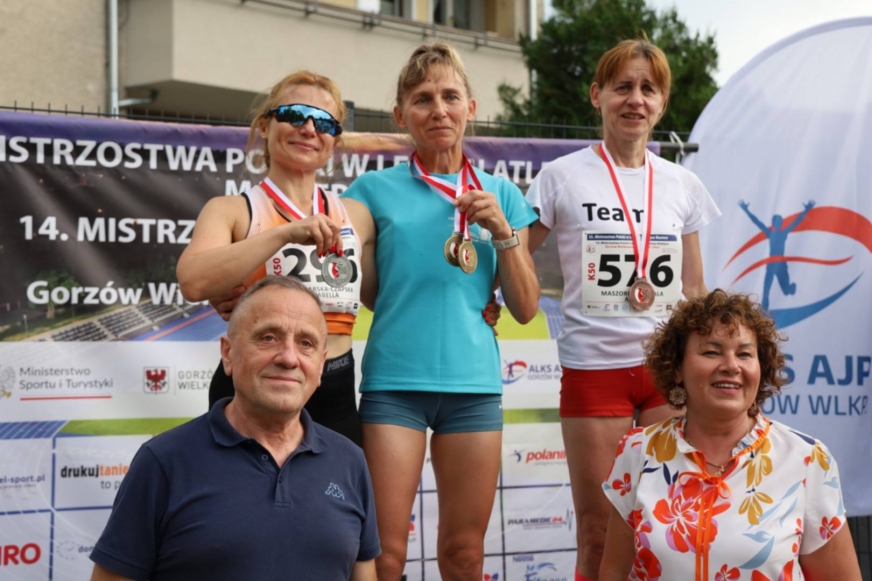Grażyna Bulik (Iława Biega; na zdjęciu w środku górnego rzędu) na najwyższym stopniu podium Mistrzostw Polski 2026 stawała aż trzy razy!