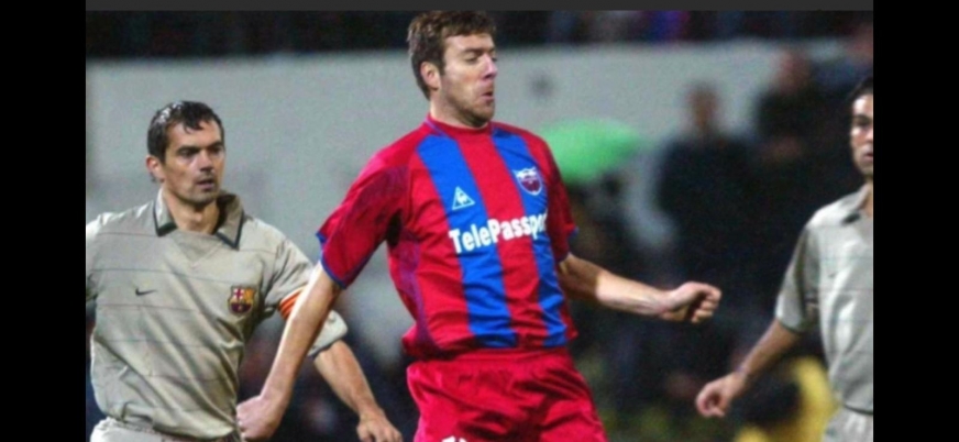 Mecz Panionios Ateny - FC Barcelona. W środku Arkadiusz Klimek, z lewej - Phillip Cocu