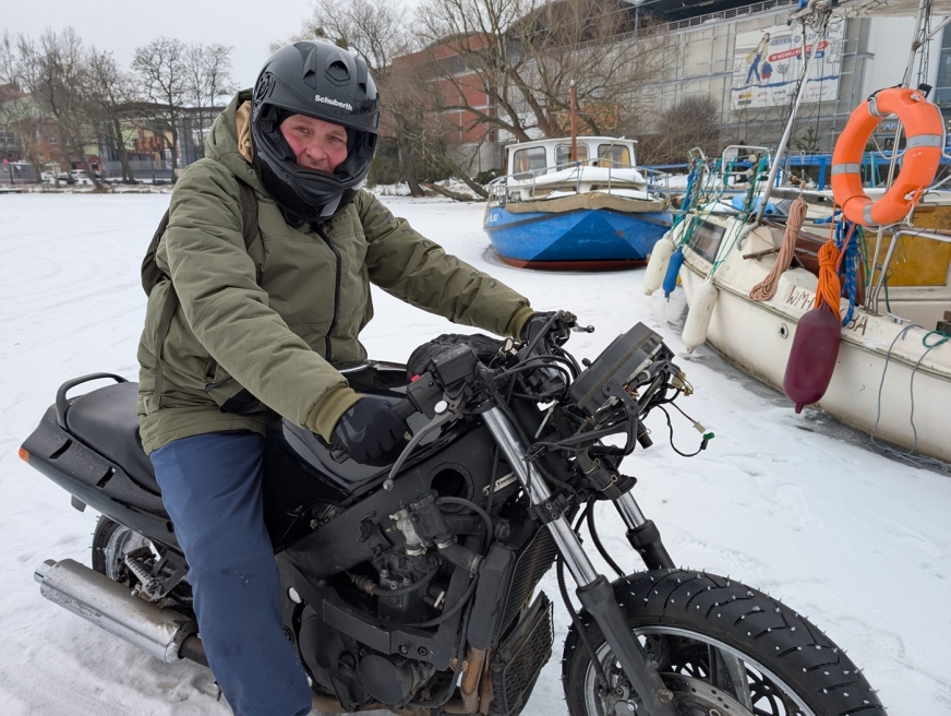 Piotr z Iławy i 28-kilometrowa przejażdżka motocyklem... po zamarzniętym Jezioraku.