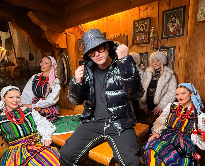 Pochodzący z Kisielic Wac Toja podczas nagrywania teledysku