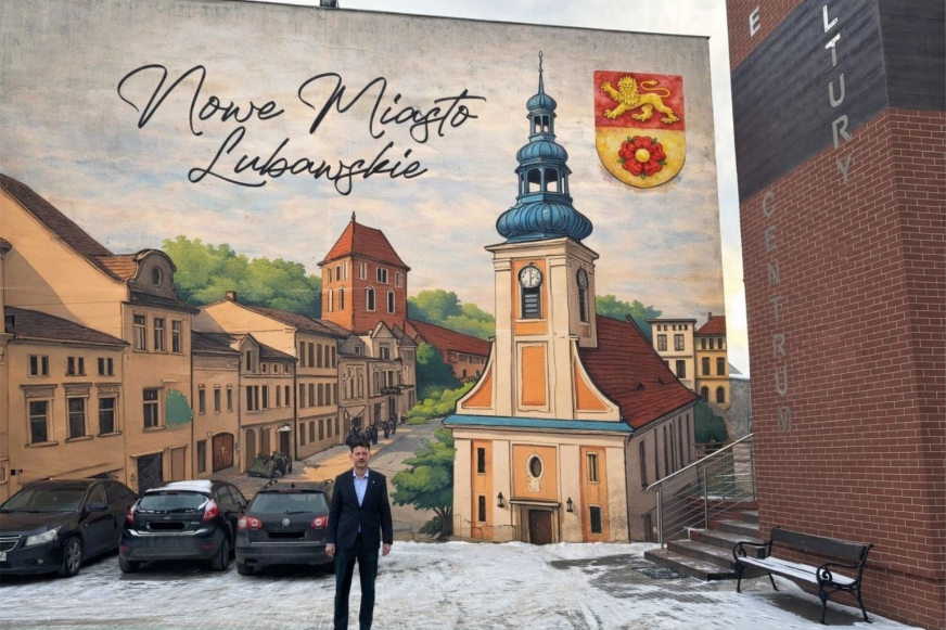 Ściana za burmistrzem Jackiem Wolskim w rzeczywistości jest jak na razie pusta. Internauta Jacek Błaszkowski graficznie naniósł na nią jeden z miejskich projektów przyszłego muralu.