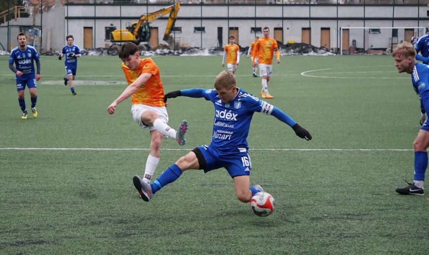 Za moment po tym strzale Naki Olsztyn wyjdzie na prowadzenie 0:1 w meczu z Jeziorakiem