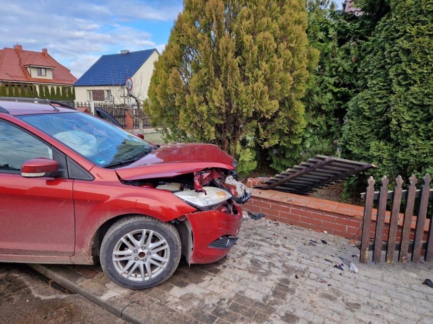 Staranował hydrant i ogrodzenie posesji! Był kompletnie pijany.