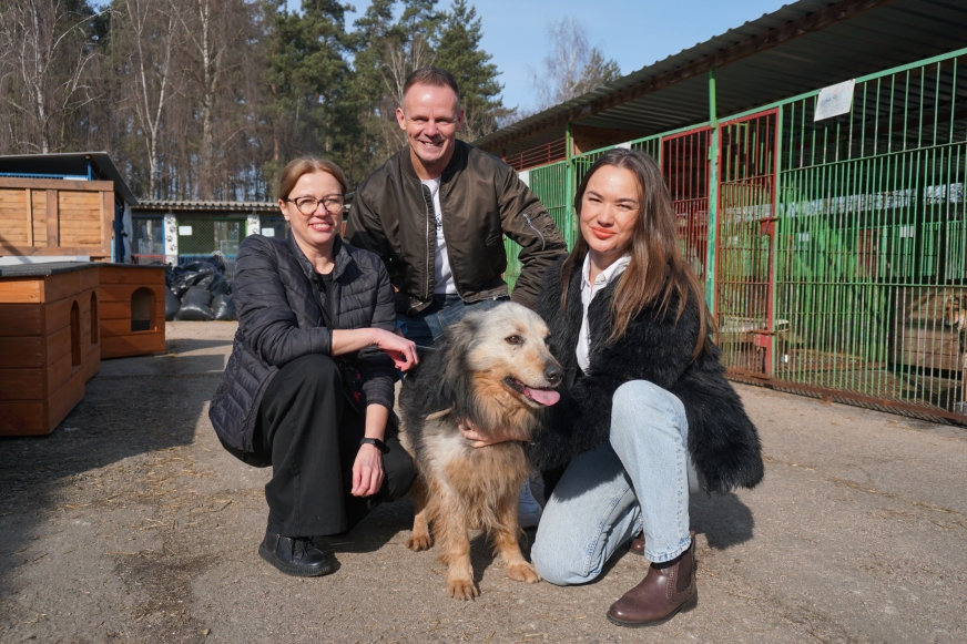 Challenge „Podaj łapę – wyjdź na spacer” jest inicjatywą pracowników Urzędu Gminy Iława. Od lewej strony: Paulina Kasprzycka, Remigiusz Sobociński i koordynatorka akcji, Natalia Maleszewska, a poniżej - 