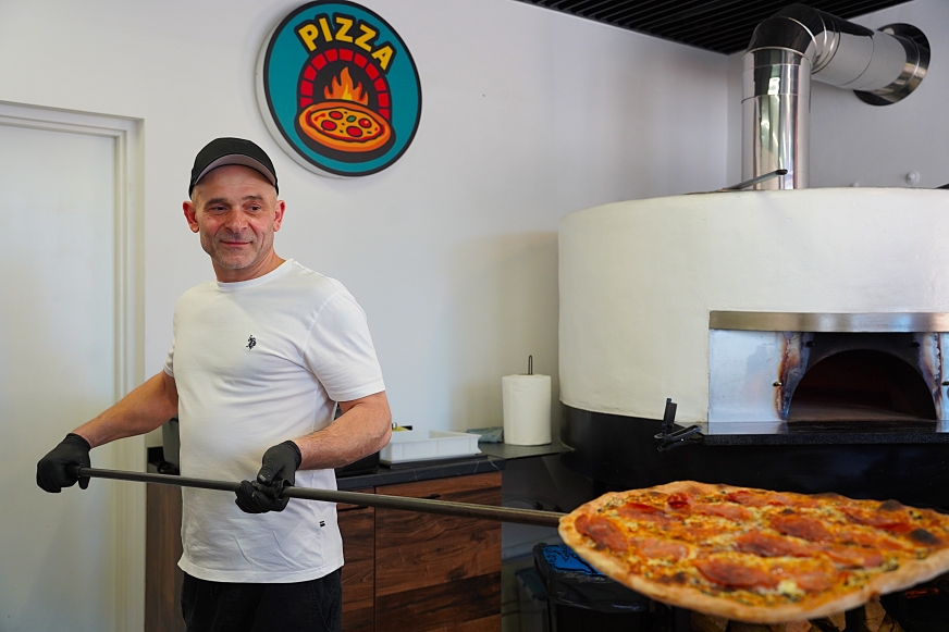 Sebastian, właściciel pizzerii „Prosto z pieca” - serwującej jedyną w Iławie pizzę z pieca opalanego drewnem.