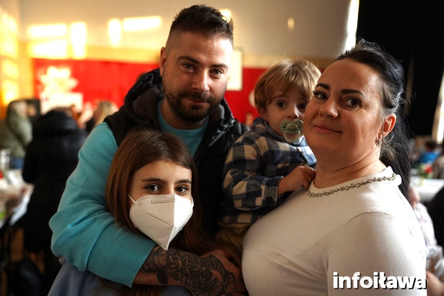 Na zdjęciu Tola z najbliższymi.