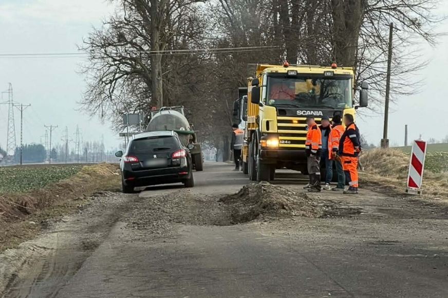 Dobra wiadomość dla kierowców. Droga Susz – Kisielice znowu przejezdna. Tak wyglądało uszkodzenie jej nawierzchni.
