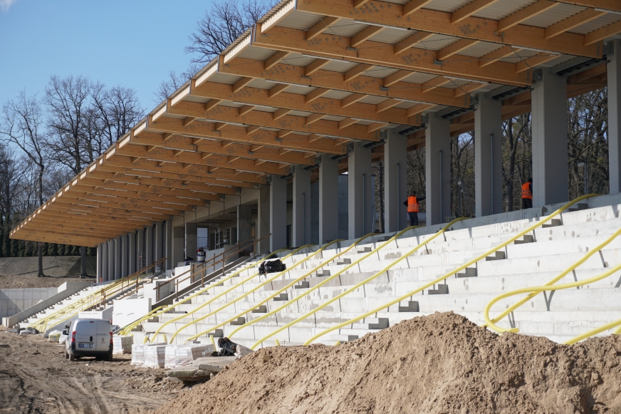 Tak obecnie prezentuje się trybuna główna stadionu w Iławie