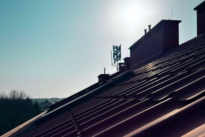 Jedna z 8 nowych syren została zamontowana na dachu bloku ITBS-u przy ulicy Skłodowskiej 2b.