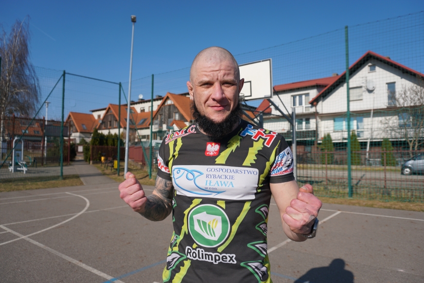 Damian Kowalski (Arrachion Iława) na boisku przy ul. Chełmińskiej. To właśnie stąd, z Gajerka, pochodzi fighter, którego w sobotę 28 marca będzie można zobaczyć podczas gali NFN 3