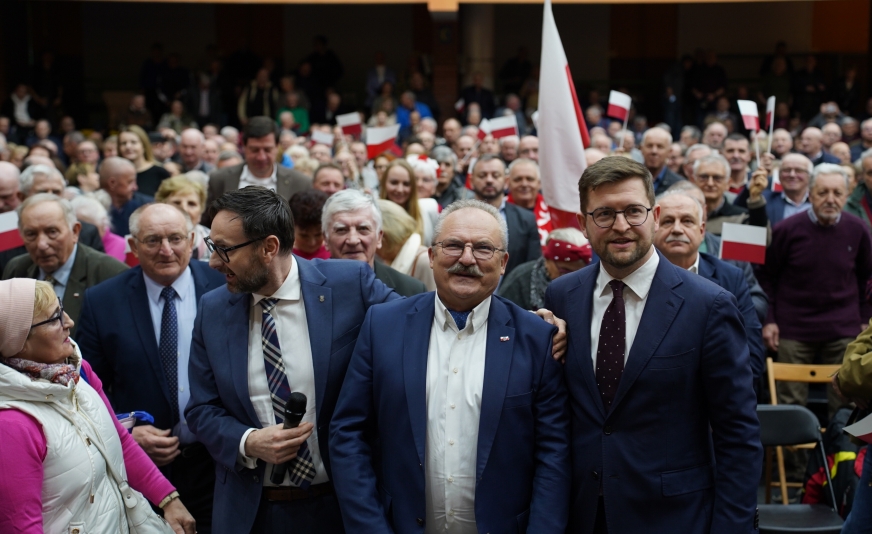 Prawica zwiera szyki. Obajtek, Jakubiak i Śliwka przyciągnęli do hali w Iławie kilkaset osób. ZOBACZ ZDJĘCIA.