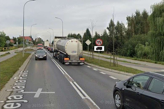 Propozycja, aby umożliwić osobówkom jadącym Aleją Jana Pawła II lewoskręt w ulicę Owocową, była już rozpatrywana przez Zespół do Spraw Bezpieczeństwa na Drogach Miasta Iławy i okazało się, że mieszkańcy tej ulicy sprzeciwiają się takiemu rozwiązaniu.