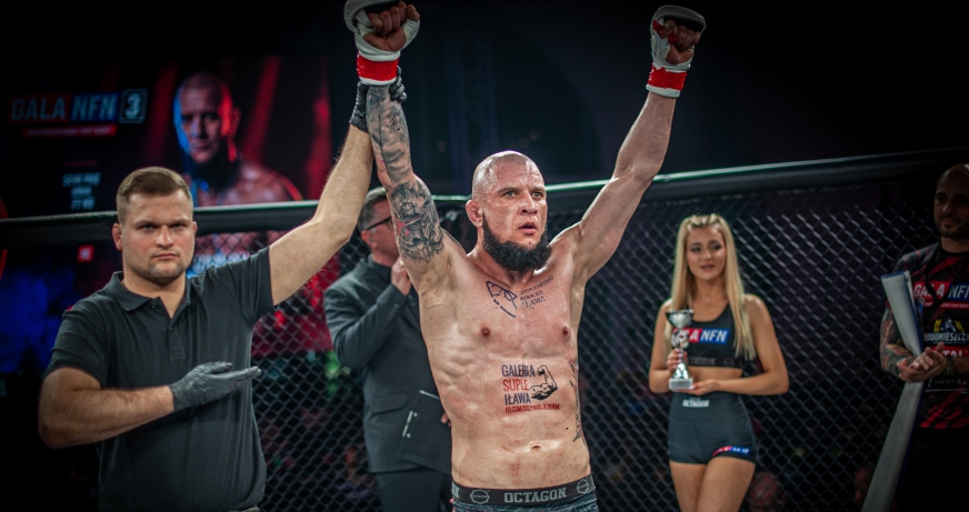 Iławianin Damian Kowalski tuż po walce z Niko Goguą