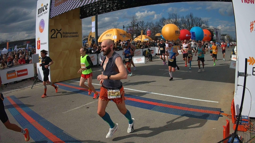 Andrzej Szysler na mecie 20. Półmaratonu Warszawskiego – na zdjęciu w środku.