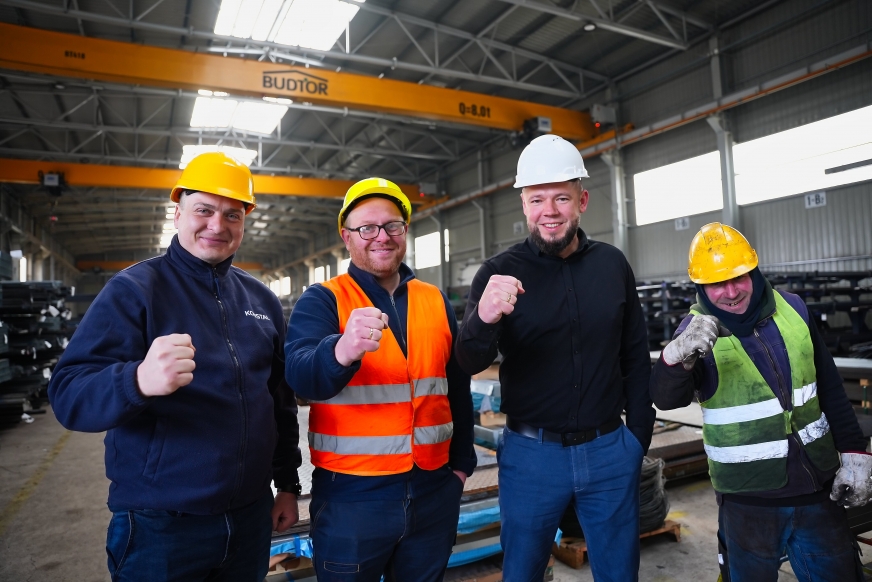 Miłosz Konecki (biały kask), prezes zarządu Konstal sp. z o.o. wraz z mocną ekipą z magazynu