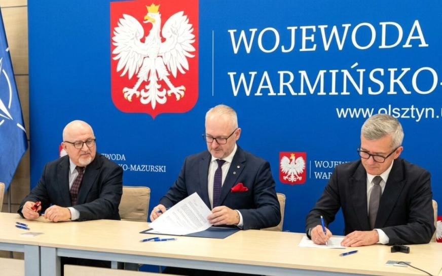 Umowę na rozbudowę drogi powiatowej podpisywał z Wojewodą Warmińsko-Mazurskim Radosławem Królem Starosta Powiatu Iławskiego Bartosz Bielawski (z prawej strony) oraz Wicestarosta Powiatu Iławskiego Maciej Rygielski (z lewej strony).