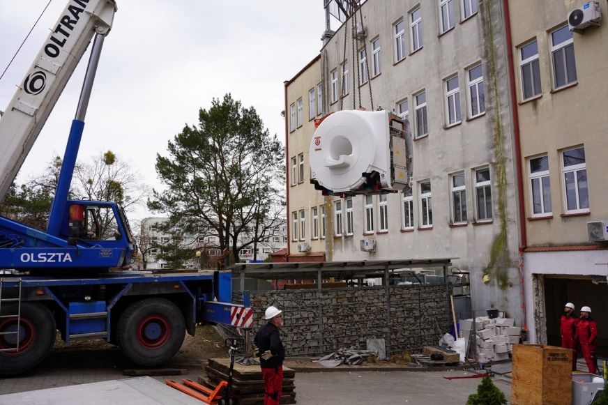 Widowiskowy montaż rezonansu magnetycznego w Powiatowym Szpitalu w Iławie.