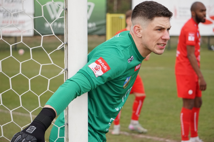 Tadeusz Grabowski, bramkarz GKS-u Wikielec, musiał dziś trzykrotnie wyciągać piłkę ze swojej bramki