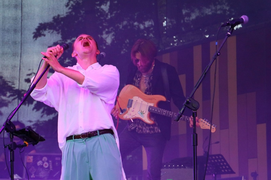 Piotr Rogucki na scenie Festiwalu Soundlake w 2021 roku. Wówczas był tu duet Rogucki/Karaś.