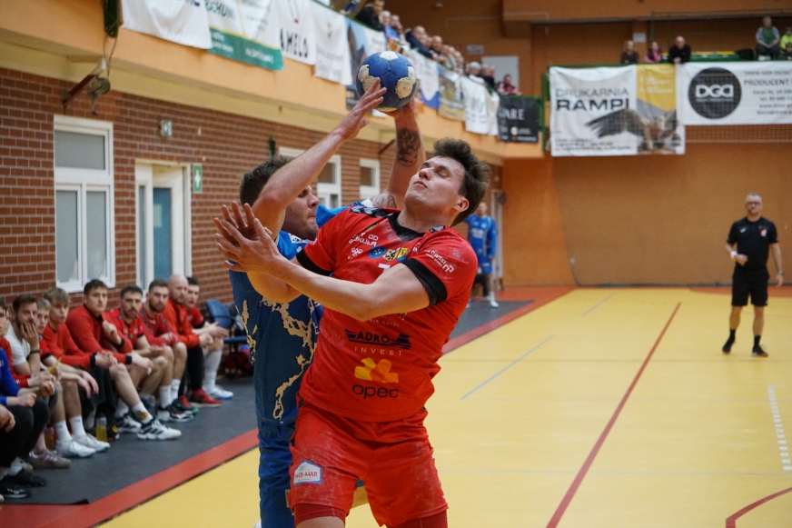 Piłka ręczna to sport dla twardych gości. Tu Bartosz Nastaj, grający trener Aqua-Instal Jeziorak Iława (niebieska koszulka) walczy o piłkę z rywalem z Wejherowa