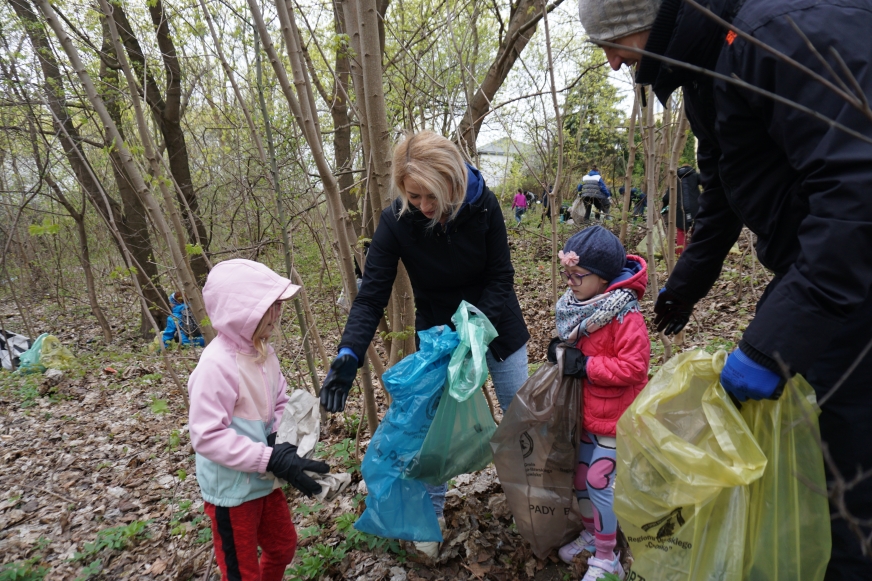 Sprzątają także rodzice z dziećmi - brawo!