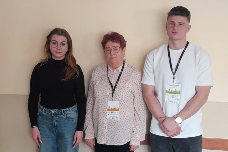 Nikola Łuczkiewicz i Kacper Jędrych, na zdjęciu z nauczycielką p. Mirosławą Świniarską.