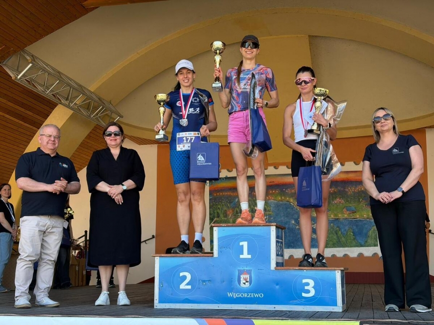 Asp. szt. Joanna Kwiatkowska na drugim stopniu podium.