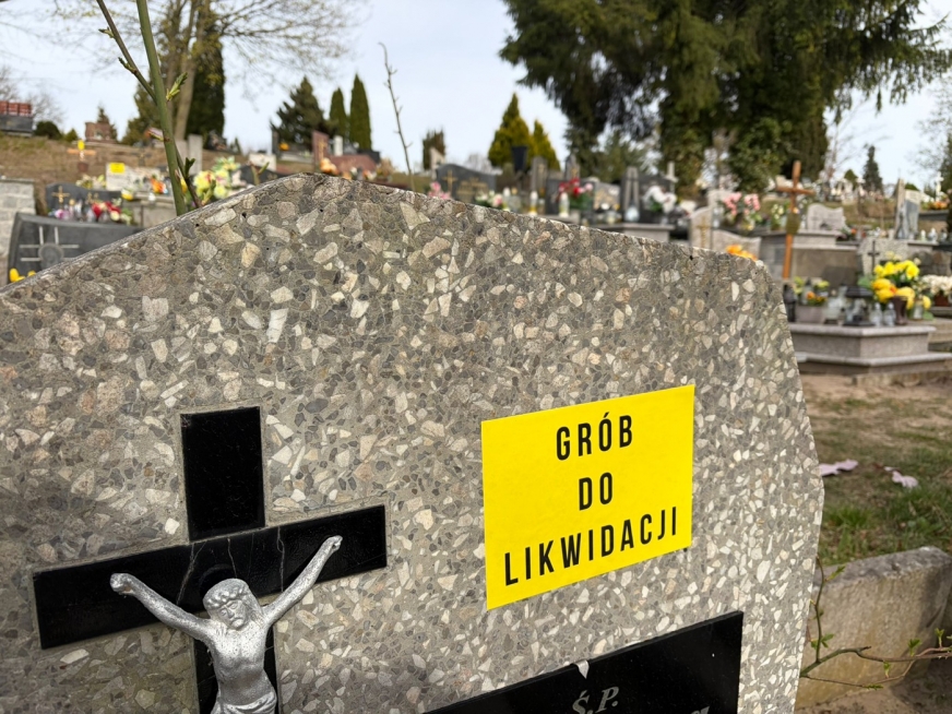Znikające groby w Iławie? Prezes ZKM wyjaśnia, kogo dotyczą naklejki „grób do likwidacji”.
