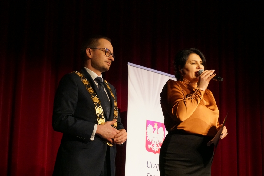 Burmistrz Iławy Dawid Kopaczewski i Lidia Miłosz, dyrektorka Iławskiego Centrum Kultury podczas uroczystości Złotych Godów i Diamentowych Rocznic w iławskim kinoteatrze (styczeń 2025)