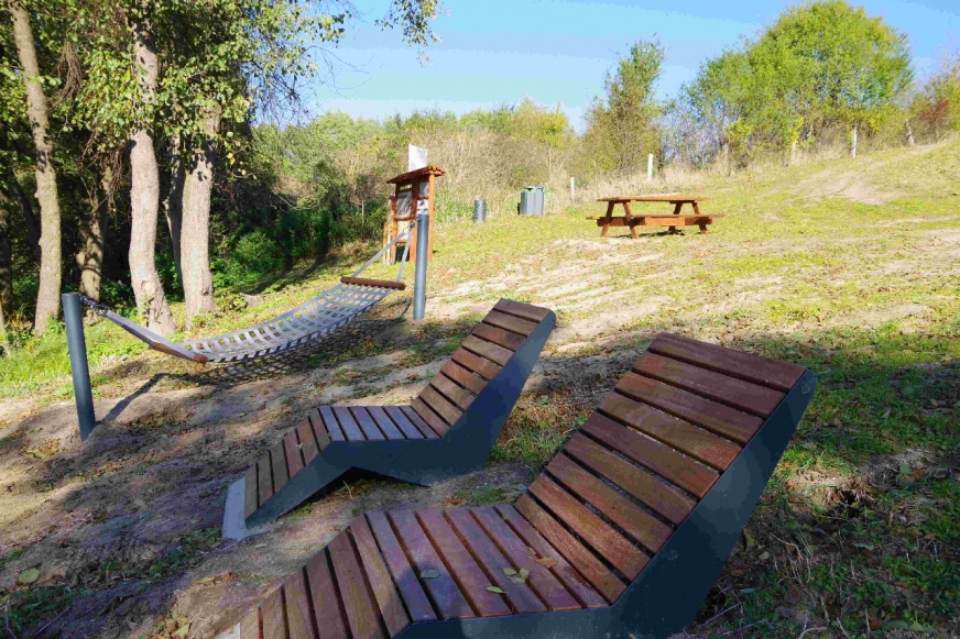Plaża nad jeziorem Gulbińskim w Lasecznie Małym – jedna z inwestycji zrealizowanych w 2025 roku dzięki wsparciu z „Małych Grantów Sołeckich”.