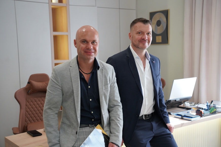 Od lewej: Paweł Zalewski i Wojciech Dobrzański z biura MyHome Nieruchomości w Iławie o najnowszych trendach w branży.