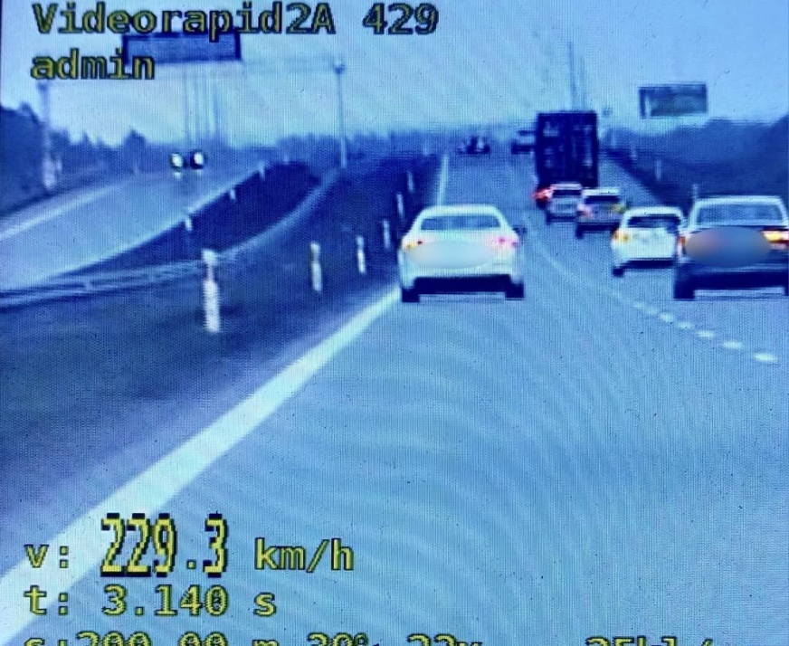 Maserati pędziło 229 km/h na ograniczeniu do 120 – mandat na kwotę 5 tysięcy złotych uchylony, orzekł sąd.