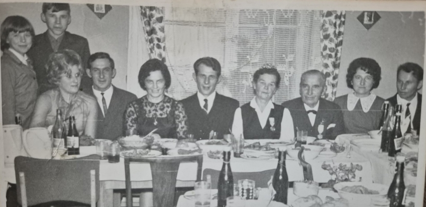 Uroczystość 50-lecia Małżeństwa Państwa Lochtów (z medalami) obchodzona wspólnie z przyjaciółmi  (fotografia pochodzi z rodzinnego albumu pani Hanny Góreckiej)