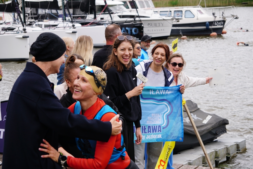 Na wychodzących z wody przy hotelu Port 110 czekali kibice, którzy głośno dopingowali zawodniczki i zawodników SwimRun Kono Iława!