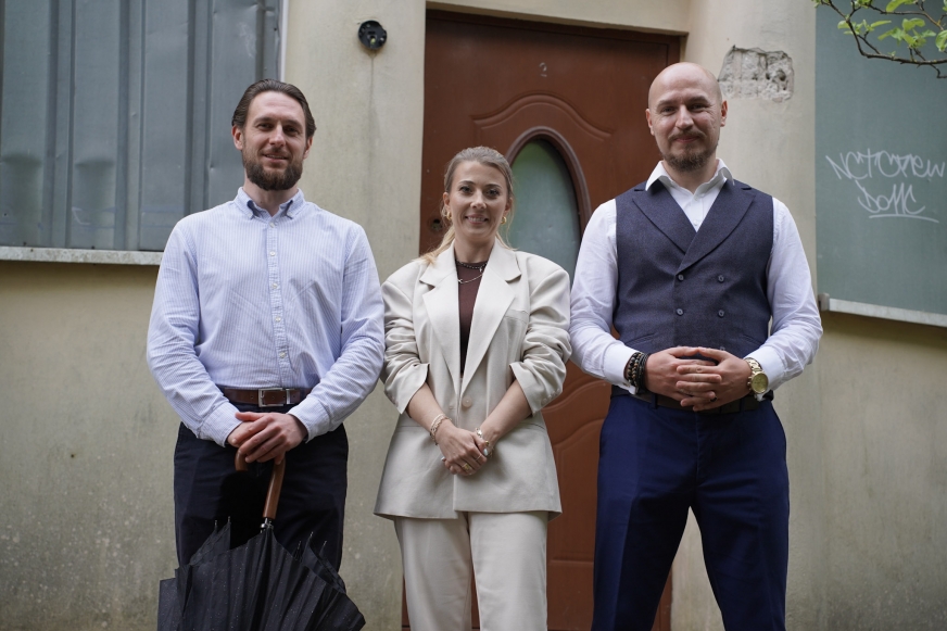 Przedstawiciele Fundacji Nurtownia – w tle elewacja zabytkowej willi przy ulicy Mazurskiej 2, której fundacja jest gospodarzem. W środku Marika Meller – prezes fundacji, po lewej Mateusz Lasek, po prawej Marcin Grzelak.