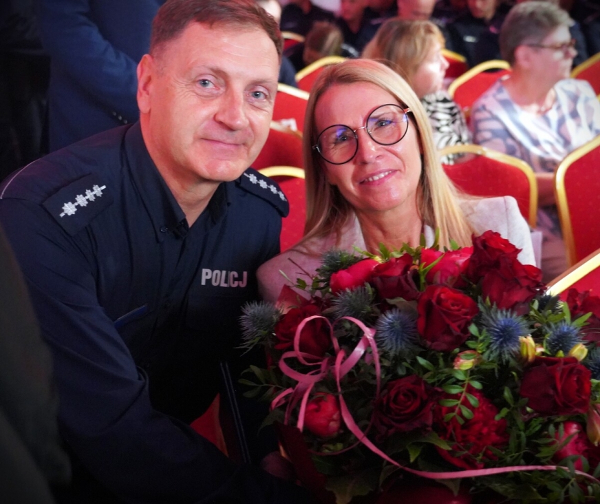 Na zdjęciu policjant podczas uroczystej gali, z żoną Ewą.