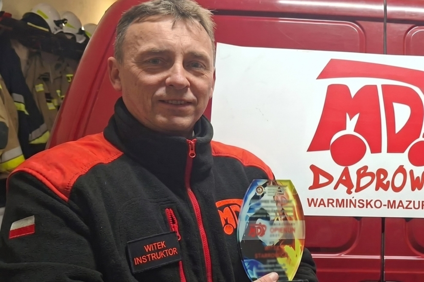 Witold Staniszewski to naczelnik Ochotniczej Straży Pożarnej w Dąbrównie i jednocześnie opiekun Młodzieżowej Drużyny Pożarniczej. W wyniku nieszczęśliwego pożaru stracił samochód, który jest mu koniecznie potrzebny do codziennej pracy. Znajomi, przyjaciele, przedstawiciele strażackiego środowiska proszą o pomoc.