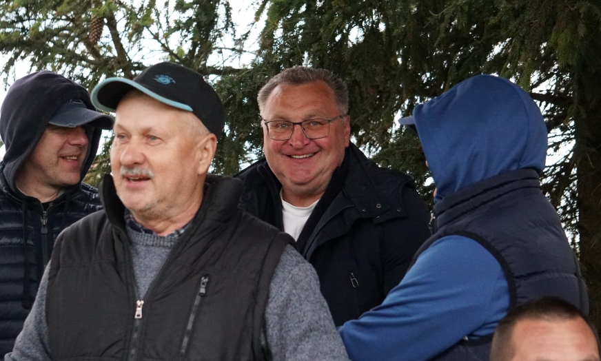 Czesław Michniewicz, były selekcjoner reprezentacji Polski, na meczu GKS Wikielec - ŁKS Łomża. Obok m.in. Mariusz Jajkowski i Arkadiusz Klimek